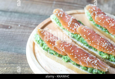 Toast mit Guacamole und geräuchertem Lachs Stockfoto