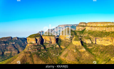 Highveld mit den Drei Rondavels des Blyde River Canyon entlang der Panorama Route in Mpumalanga Provinz von Südafrika Stockfoto