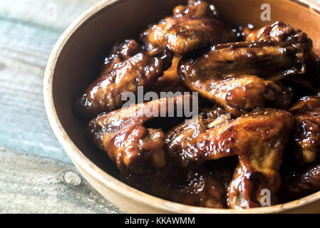 Schüssel mit Teriyaki Chicken Wings Stockfoto