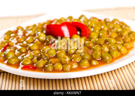 Grüne Erbsen Eintopf mit Essiggurken Stockfoto