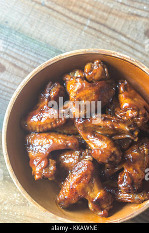 Schüssel mit Teriyaki Chicken Wings Stockfoto