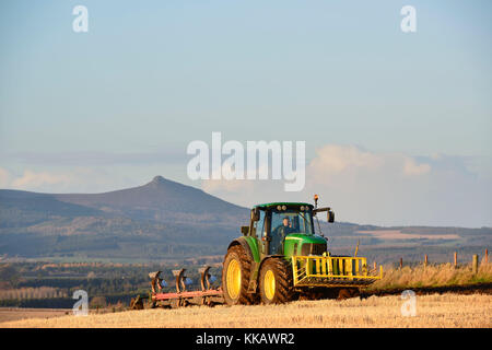 Pflügen einen Drei-tage-Feld am späten November Nachmittag mit Bennachie im Hintergrund Stockfoto