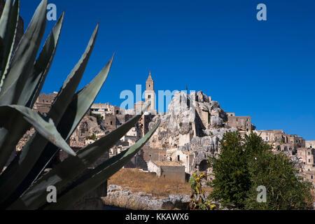 Die Sassi, Monte Errone und der Turm der Kathedrale von Rione Malve, Matera, Basilikata, Italien Stockfoto