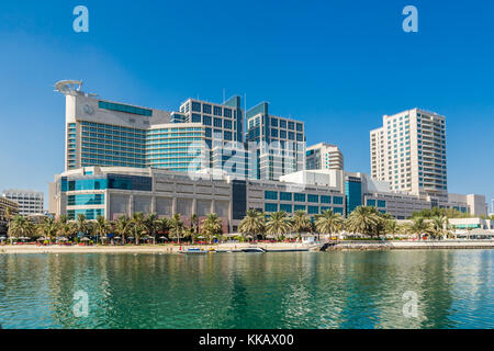 Abu Dhabi, Vereinigte Arabische Emirate, 27. Oktober 2017: Abu Dhabi Mall und Beach Rotana Hotel. Stockfoto