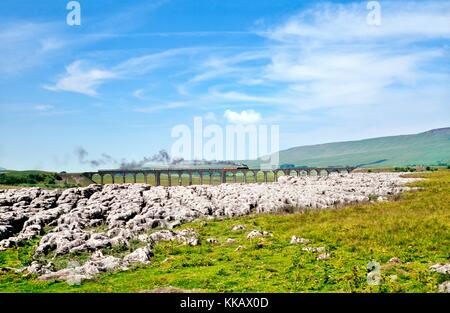 Dampflok Eisenbahn Motor kreuzt der Ribblehead-Viadukt in die Kalksteinlandschaft der Yorkshire Dales National Park, England Stockfoto