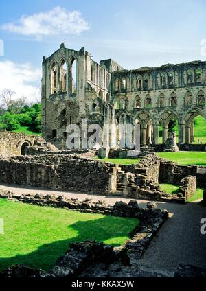 Ruinen von Rievaulx Abtei in den North York Moors National Park, North Yorkshire, England. 1132 von Zisterziensern gegründet. Stockfoto