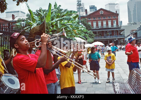 New Orleans Street Band - Jugendliche spielen in Lafayette Square - Trompete und Posaune, Straßenmusik, Jugendkapelle, Gehweg Musik Stockfoto