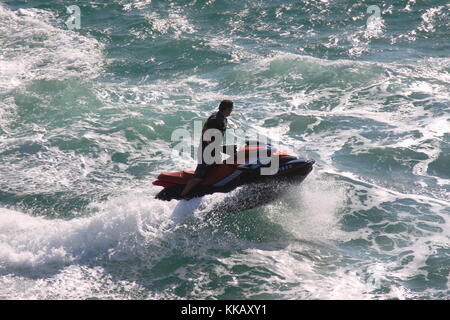 Brighton, Großbritannien - 16 August 2008-A Männer auf einem Jet Ski am Brighton Marina Stockfoto