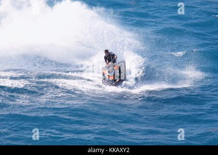 Brighton, Großbritannien - 16 August 2008-a Männer auf einem Jet Ski am Brighton Marina Stockfoto