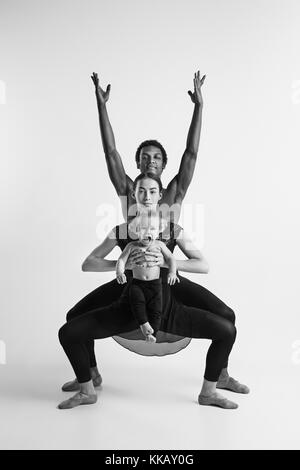 Eine glückliche Familie von balletttänzer auf weißem Studiohintergrund Stockfoto
