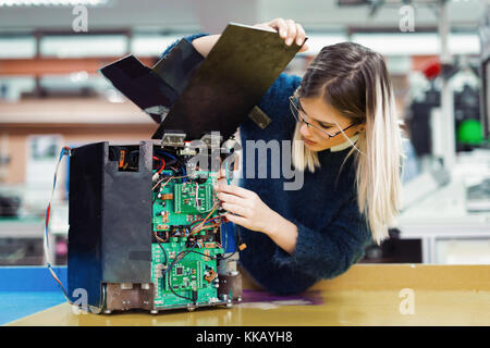 Junge Frau Engineer, der an Robotik Projekt Stockfoto