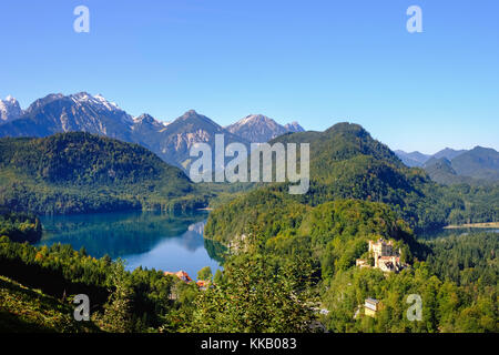 Schloss Hohenschwangau mit Alpsee und Tannheimer Gebirge, Blick vom Aussichtspunkt Jugend, Schwangau, Königswinkel, Ostallgäu Stockfoto