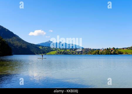 Weißensee mit Dorf Weissensee, bei Füssen, Ostallgäu, Allgäu, Schwaben, Bayern, Deutschland Stockfoto