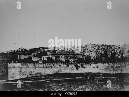 Schwarz-weiß Foto eines ummauerten Stadt, von außen, mit dem Titel 'Enceinte du Temple, vue Generale de la Face est, Platte 1', von Auguste Salzmann, 1856. Von der New York Public Library. Stockfoto