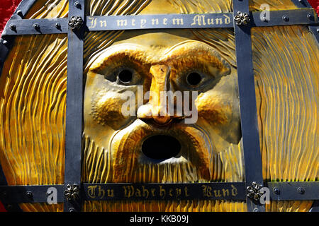 Bocca di Verita vor dem Scharfrichtermuseum, Pottenstein, Fränkische Schweiz, Oberfranken, Bayern, Deutschland Stockfoto