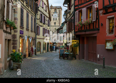 Grand Rue mit Metzgerturm, Tour des Bouchers, Ribeauville, Elsass Weinstraße, Elsass, Haut-Rhin Department, Frankreich Stockfoto