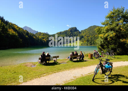 Radler machen eine Pause am Alatsee, bei Füssen, Ostallgäu, Allgäu, Schwaben, Bayern, Deutschland Stockfoto