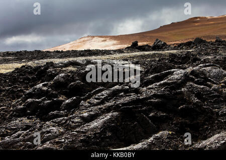 Lavafeld am Vulkan Krakan Krafla, hinter dem Geothermalgebiet Leirhnjúkur, Nordisland, Island Stockfoto