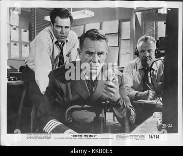 Film noch der amerikanischen Schauspieler Sterling Hayden in der film Null Held, Hayden wird in der Mitte des noch, Schauspieler Charles Quinlivan wird auf der linken und dem Schauspieler Larry Thor auf der rechten, 1957 erscheint. Stockfoto