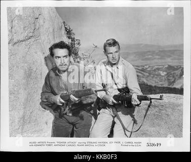 Film Still aus dem Film Fighter Attack, US-amerikanischer Schauspieler J. Carrol Naish erscheint auf der linken und der amerikanische Schauspieler Sterling Hayden ist auf der rechten Seite, 1953. Stockfoto