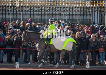 Metropolitan-Polizeifrau zu Pferd bei Massenkontrolldienst vor dem Buckingham Palace, London während der Wachablösung. November 2017 Stockfoto