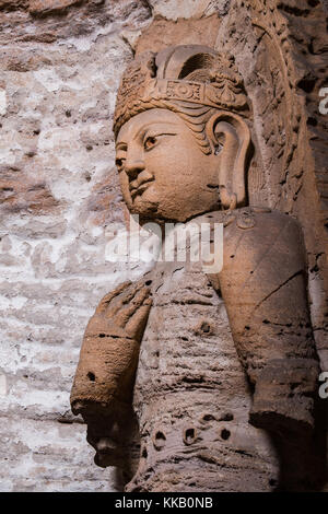 Riesigen rotbraunen Stein Buddha Skulptur in einer der Höhlen auf den yungang Grotten. Stockfoto
