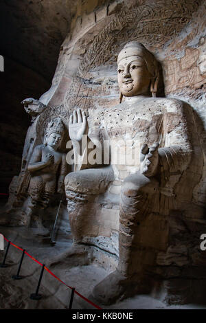 Giant Buddha scultpures in einer der Höhlen auf den yungang Grotten. Stockfoto