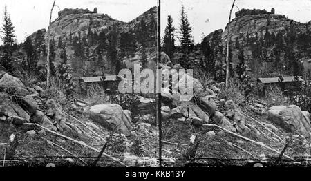 Stereograph zeigt ein Pioneer log home in der felsigen Landschaft der Black Hills, Albany County, Wyoming gelegen. Bild mit freundlicher Genehmigung durch USGS. 1869. Stockfoto