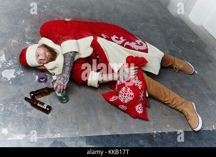 Ein Betrunkener, tätowierte bärtigen Mann. Stockfoto