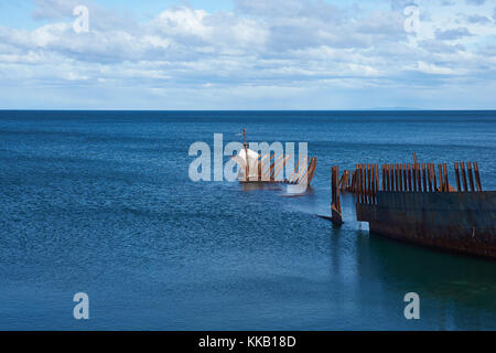 Rostende Wrack des Schiffes lord Lonsdale an der Küste der Magellanstraße in Punta Arenas, Chile. Stockfoto