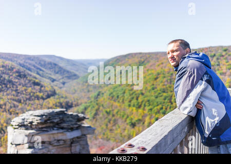 Junge Mann in der blauen Jacke in Canaan Valley Berge im Blackwater Falls State Park in West Virginia während der Bunte Herbst Herbst Jahreszeit mit ihr Stockfoto