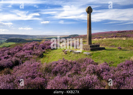 Millenium Kreuz über Rosedale North York Moors National Park North Yorkshire Stockfoto