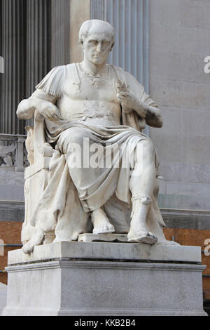 Vor dem österreichischen parlament in Wien (Österreich). Stockfoto