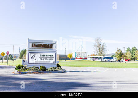 Grüne Bank, USA - 18. Oktober 2017: Zeichen für Center Green Bank Radioteleskop Besucher Eingang auf der Straße closeup mit Gebäude in West Virginia Stockfoto