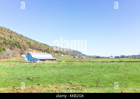 Ländliche West Virginia Landschaft mit Teleskop im Abstand und Bauernhof Landschaft im Herbst Stockfoto