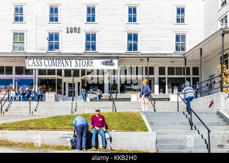 Cass, USA - 18. Oktober 2017: Zeichen für Cass Company Store Eingang mit viele Touristen im Herbst in West Virginia Stockfoto