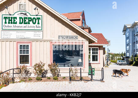 Schneeschuhwandern, USA - 18. Oktober 2017: Zeichen für das Depot Store für Abenteuer im Freien, Aktivität, Liftkarten, saisonkarten im bekannten Ferienort villag Stockfoto