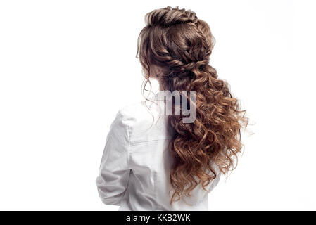 Ansicht der Rückseite des weiblichen Frisur. langes braunes gewelltes Haar gegen den weißen Hintergrund. Stockfoto