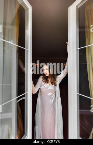 Mädchen öffnet das Fenster Stockfoto