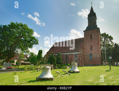 Kirche und Friedhof mit historischen Glocken in Kroeslin, Mecklenburg-Vorpommern, Deutschland. Stockfoto