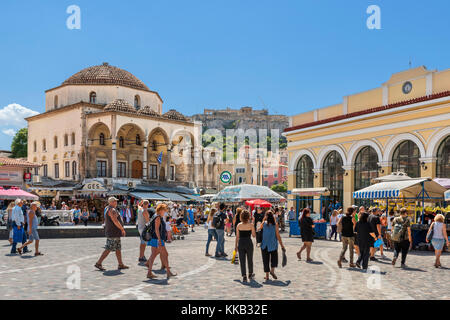 Geschäfte und Flohmarkt Stände in Monastiraki Platz (Platia Monastirakiou) mit die Akropolis in der Ferne, Monastiraki, Athen, Griechenland Stockfoto