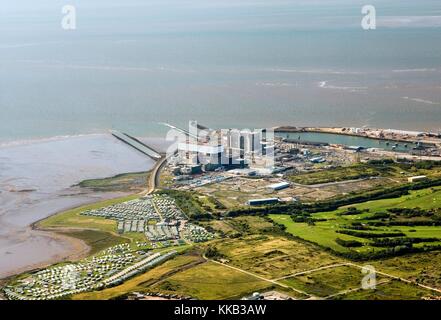Heysham Kernkraftwerk westlich von Lancaster mit Morecambe Bay dahinter. Lancashire, England. Luftaufnahme Stockfoto