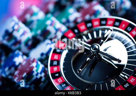 Casino Thema. kontrastreiches Bild von casino Roulette, Poker Spiel, Würfelspiel, poker chips auf einem Spieltisch, alle auf bunten bokeh Hintergrund. Stockfoto