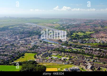 Lancaster Stadt an den Fluss Lune Blick nach Westen zur Morecambe Bay, Lancashire, England. Luftaufnahme. Stockfoto