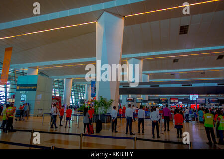 DELHI, INDIEN - 19. SEPTEMBER 2017: Unbekannte Menschen gehen auf dem internationalen Flughafen von Delhi, Indira Gandhi International Airport ist der 32. Meistbeschäftigte der Welt Stockfoto
