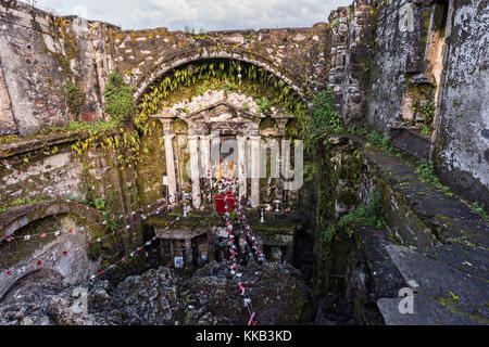 Die Ruinen der Naiven in der Kirche San Juan Parangaricutiro teilweise in einem Meer von getrockneten Lavagestein in der abgelegenen Dorf San Juan Parangaricutiro, Michoacan, Mexiko begraben. Diese Kirche ist die einzige noch verbliebene Struktur, die beim achtjährigen Ausbruch des Vulkans Paricutin begraben wurde, der 1943 zwei Dörfer verzehrte und die Region mit Lava und Asche bedeckte. Stockfoto