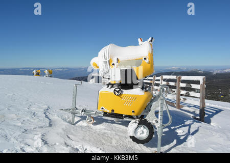 Drei Schneekanonen auf der Spitze des Berges bereit Ski Saison zu verlängern. Stockfoto