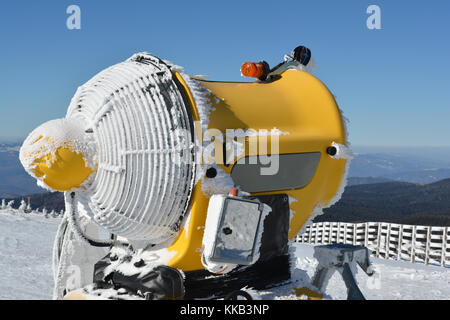 Schneekanone mit Raureif auf dem Gipfel des Berges Kopaonik, Serbien, Seitenansicht Nahaufnahme Stockfoto