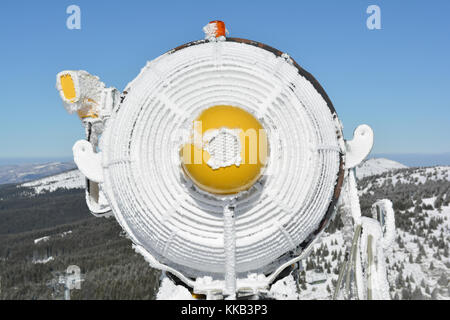 Sfrozen Schneekanone mit Raureif auf dem Gipfel des Berges Kopaonik, Serbien, Ansicht von hinten schließen Stockfoto