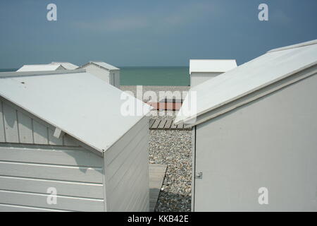 Umkleidekabinen am Strand von Mers-Les-Bains, Rhône-Alpes, Frankreich, an einem sonnigen Sommer im Juli Stockfoto